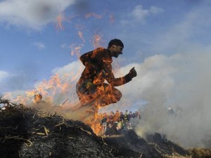 国外小哥挑战极限：全面测试各类枪械威力大解密