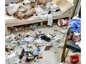 女女18被一堆玩具玩哭微博;女女 18 岁被一堆玩具玩哭，委屈微博求助