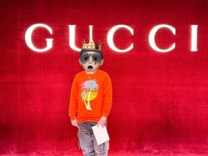 Gucci彩虹男孩2024视频 Gucci 彩虹男孩 2024 视频：一场色彩与时尚的狂欢